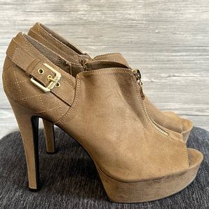 Guess Tan Suede Peep Toe Platform Heels. NWT. Size 10.